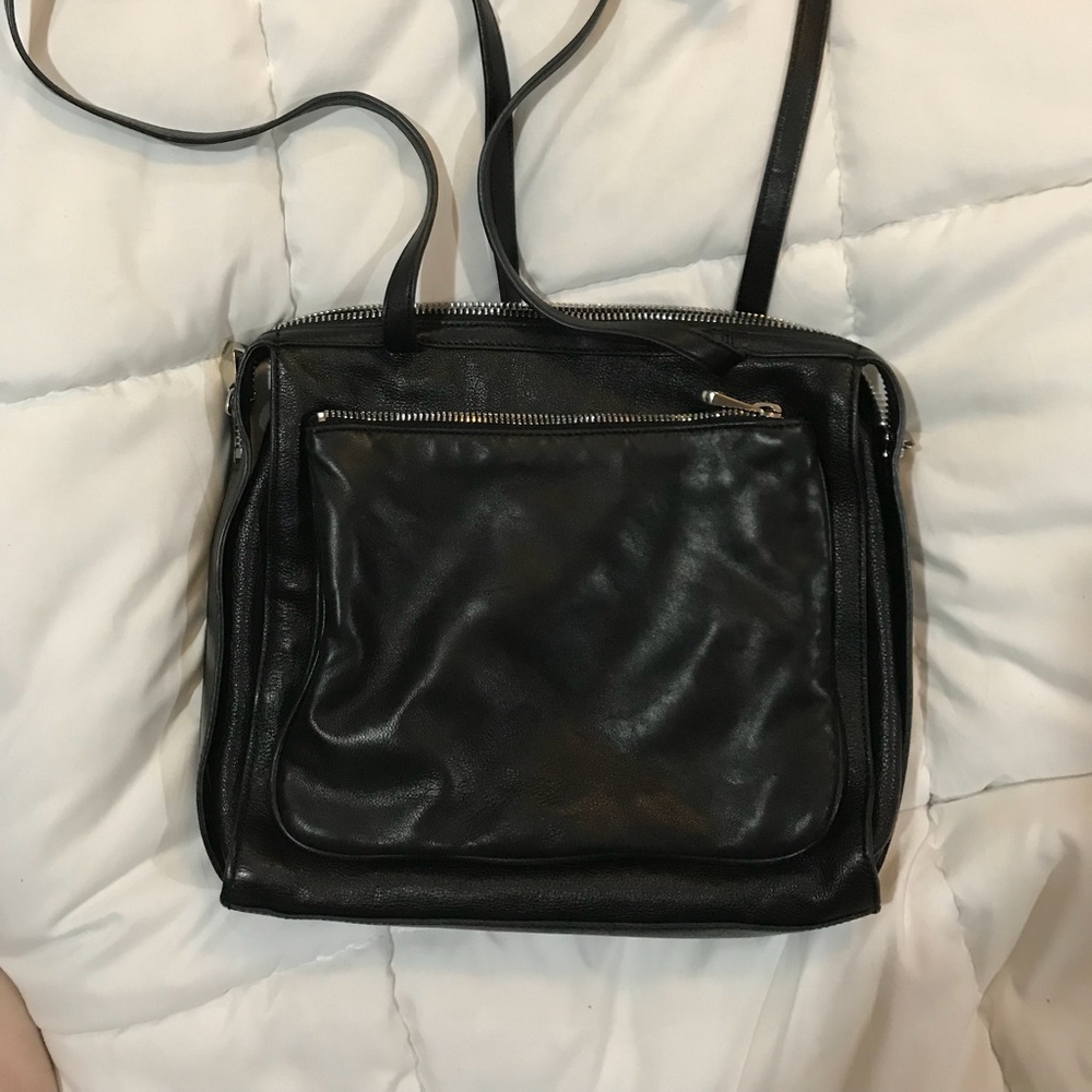 Pour la victoire black shoulder bag.